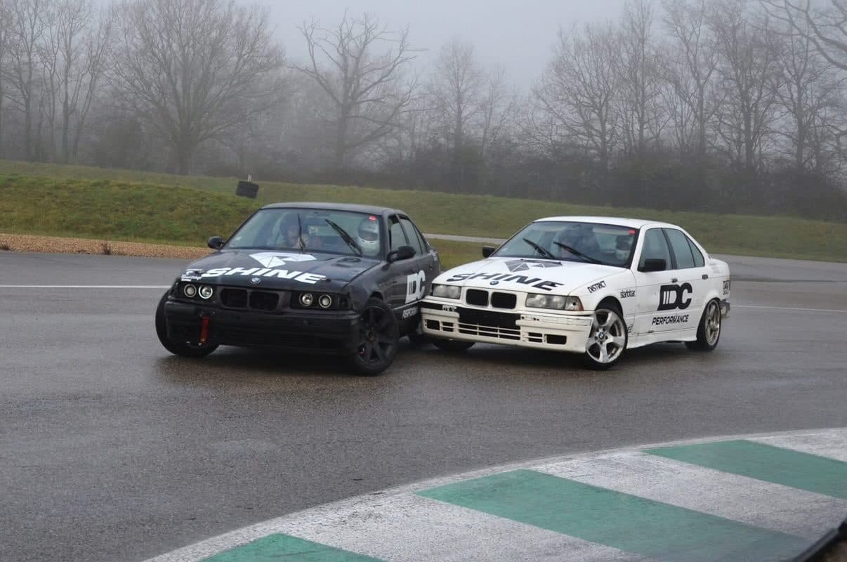 Deux BMW E36 en livrée drift côte à côte sur circuit