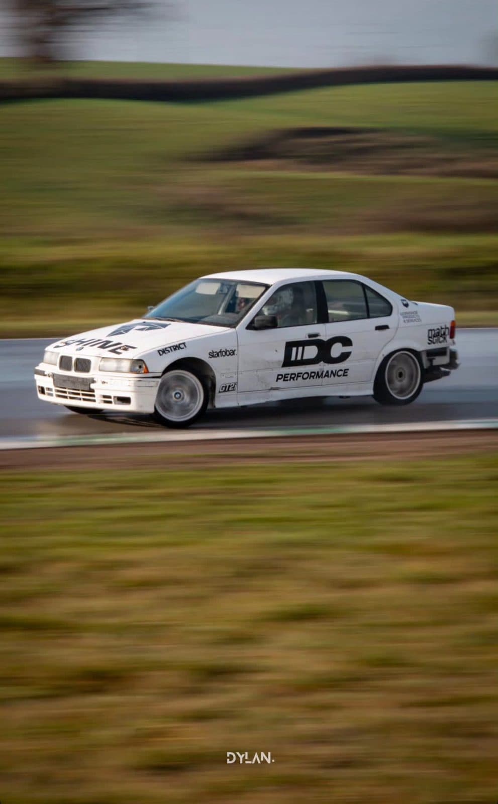 BMW E36 en livrée IDC Performance photographiée en filé sur circuit