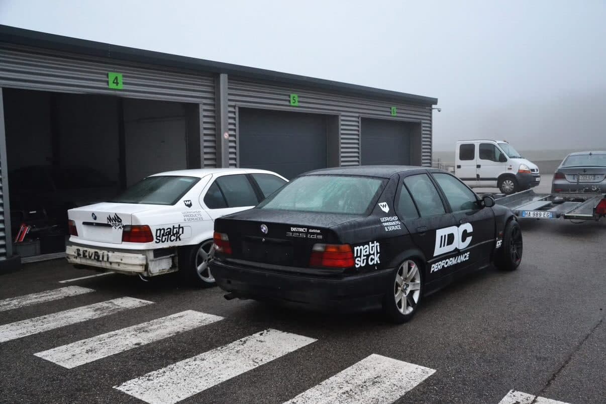 BMW E36 de circuit avec livrée complète MathStick et IDC Performance