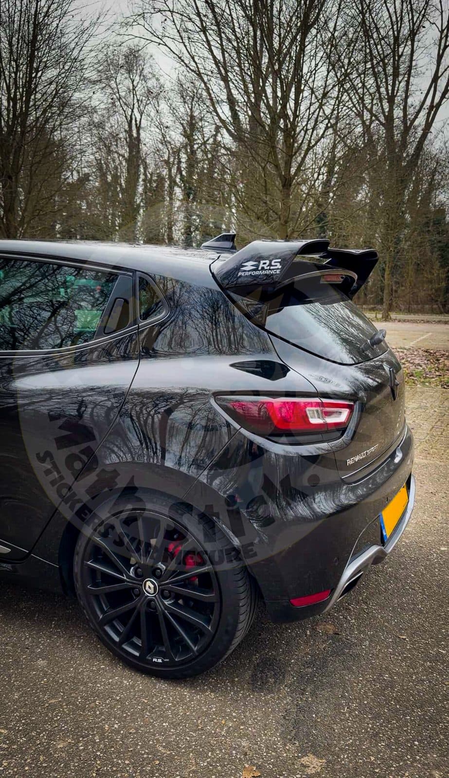 Renault Clio RS noire avec stickers ton sur ton à l'arrière