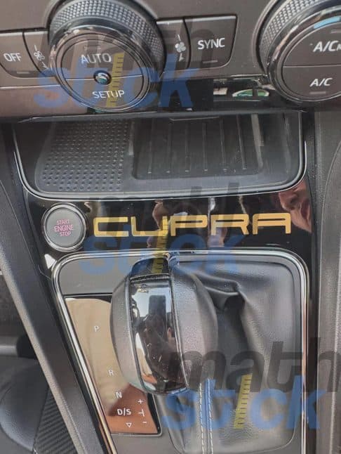 Lettrage doré Cupra posé sur la console centrale