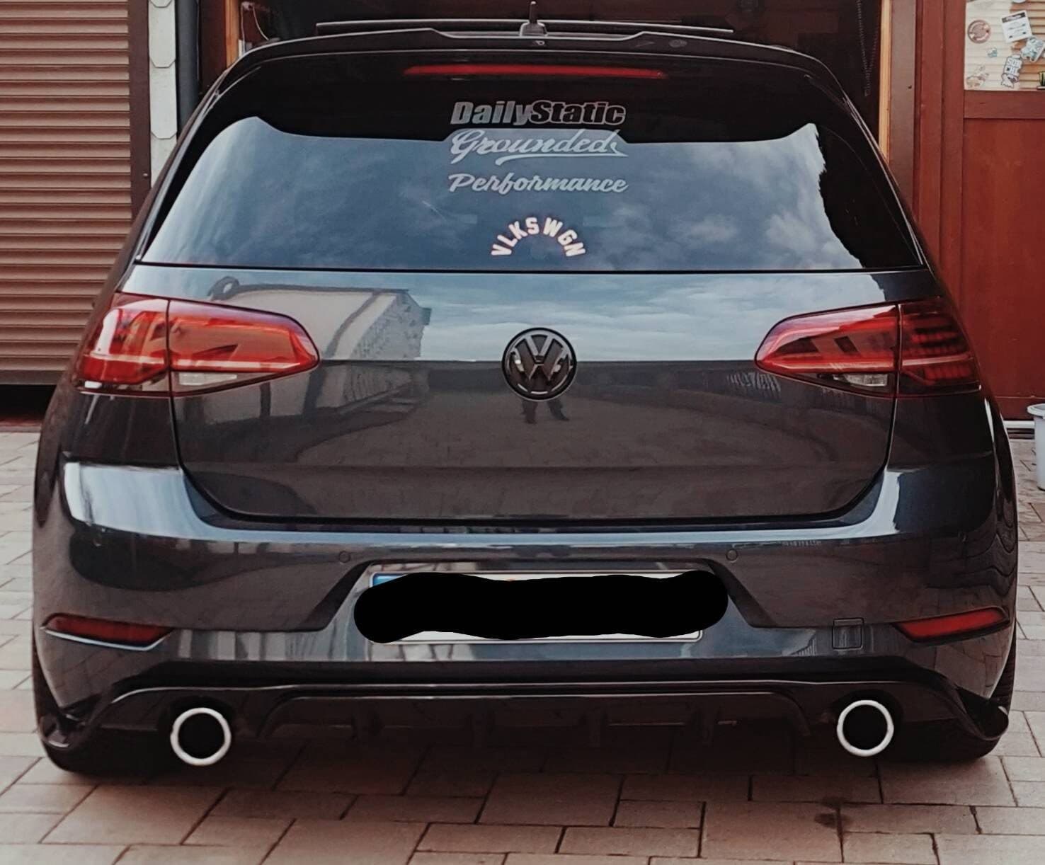 Sticker de lunette arrière posé sur une Volkswagen Golf