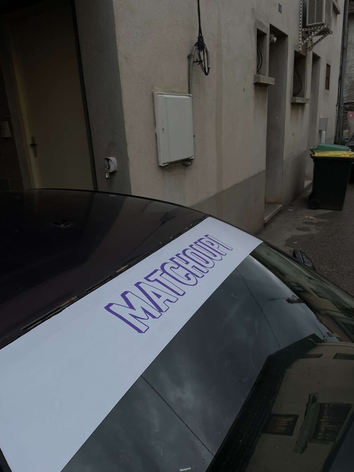 Bandeau de pare-brise violet Matchoum posé sur une voiture noire