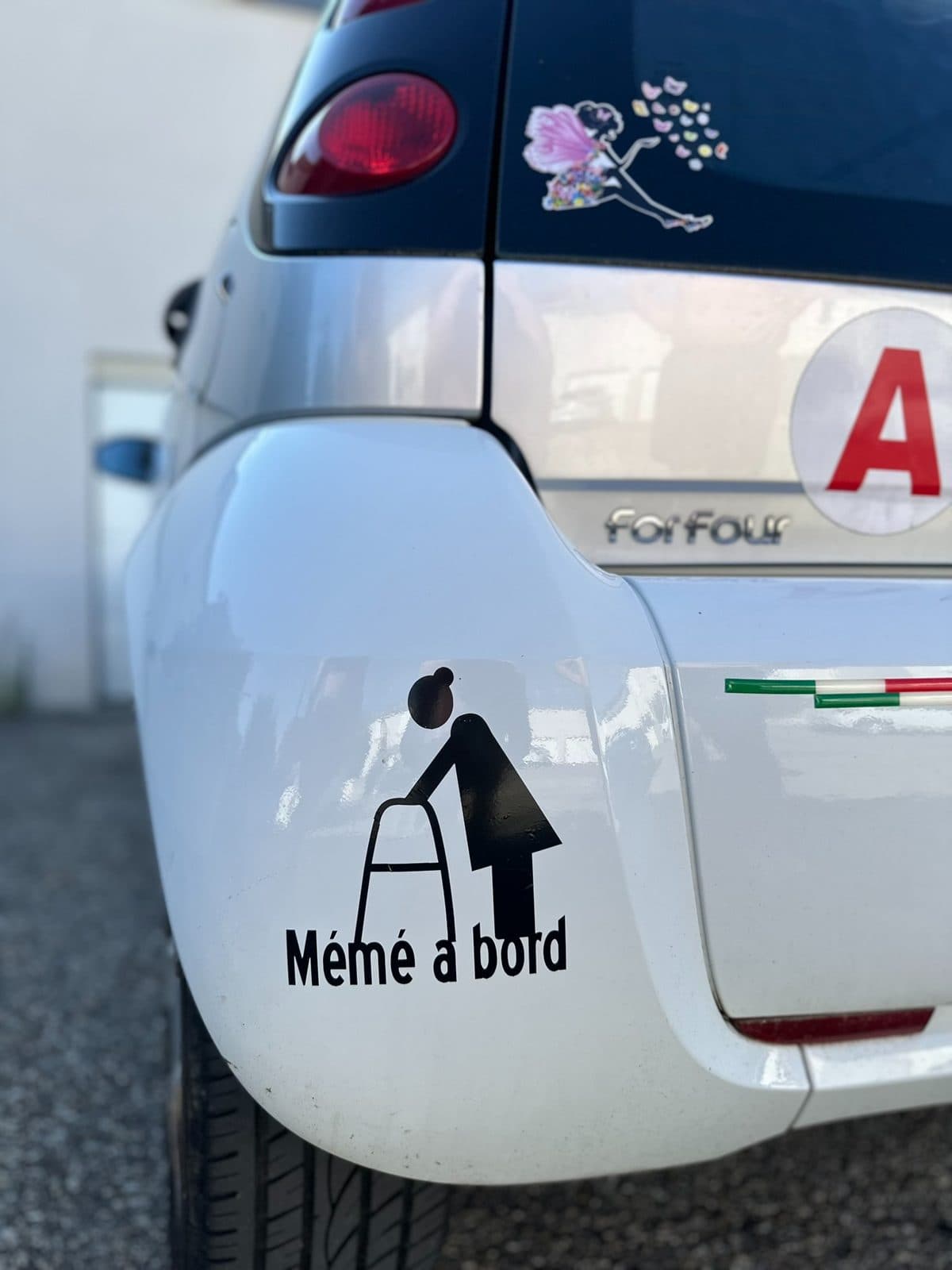 Sticker humoristique Mémé à bord posé à l'arrière d'une Smart