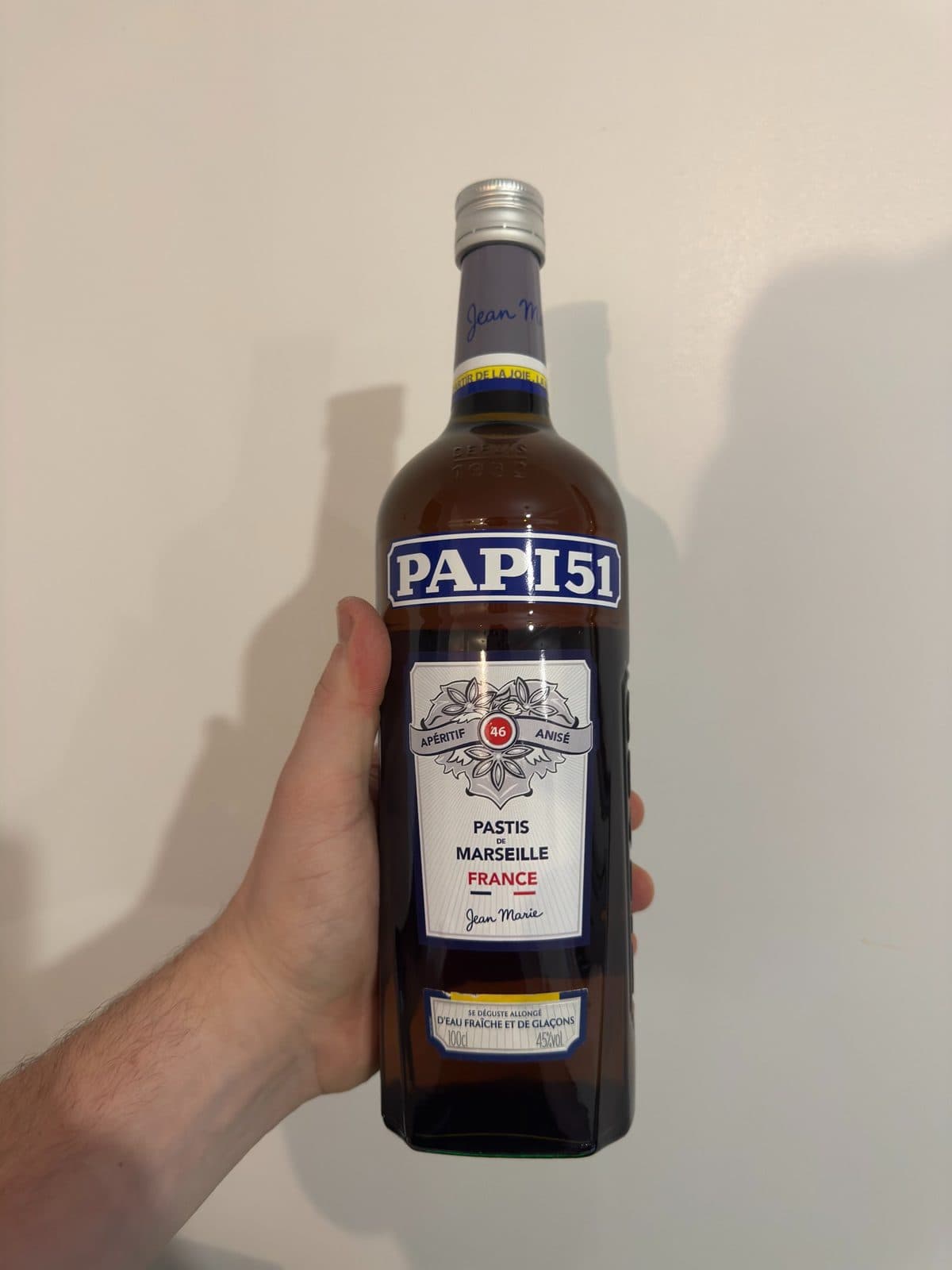 Étiquette personnalisée Papi 51 posée sur une bouteille de pastis
