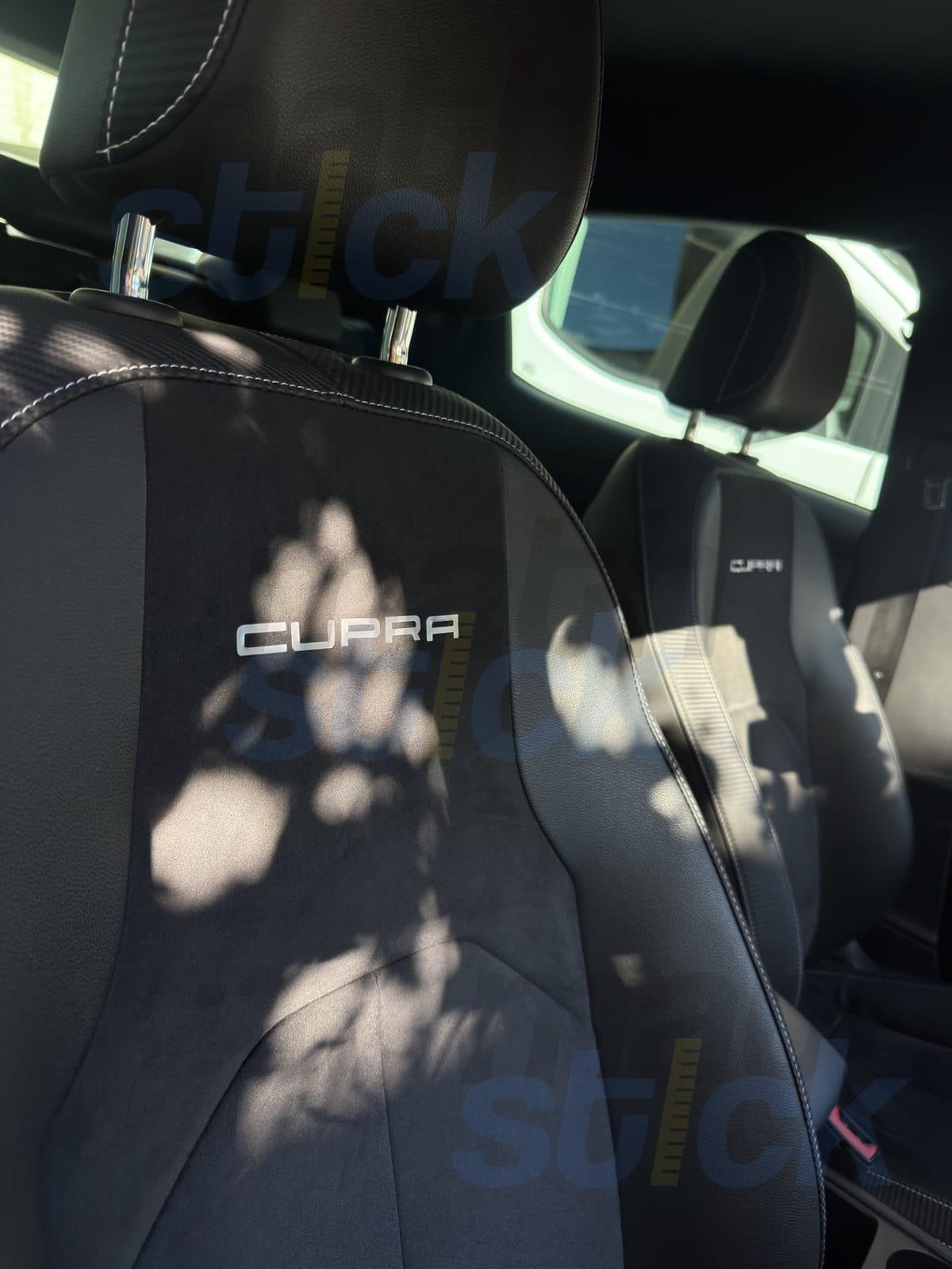 Marquage Cupra sur les sièges avant