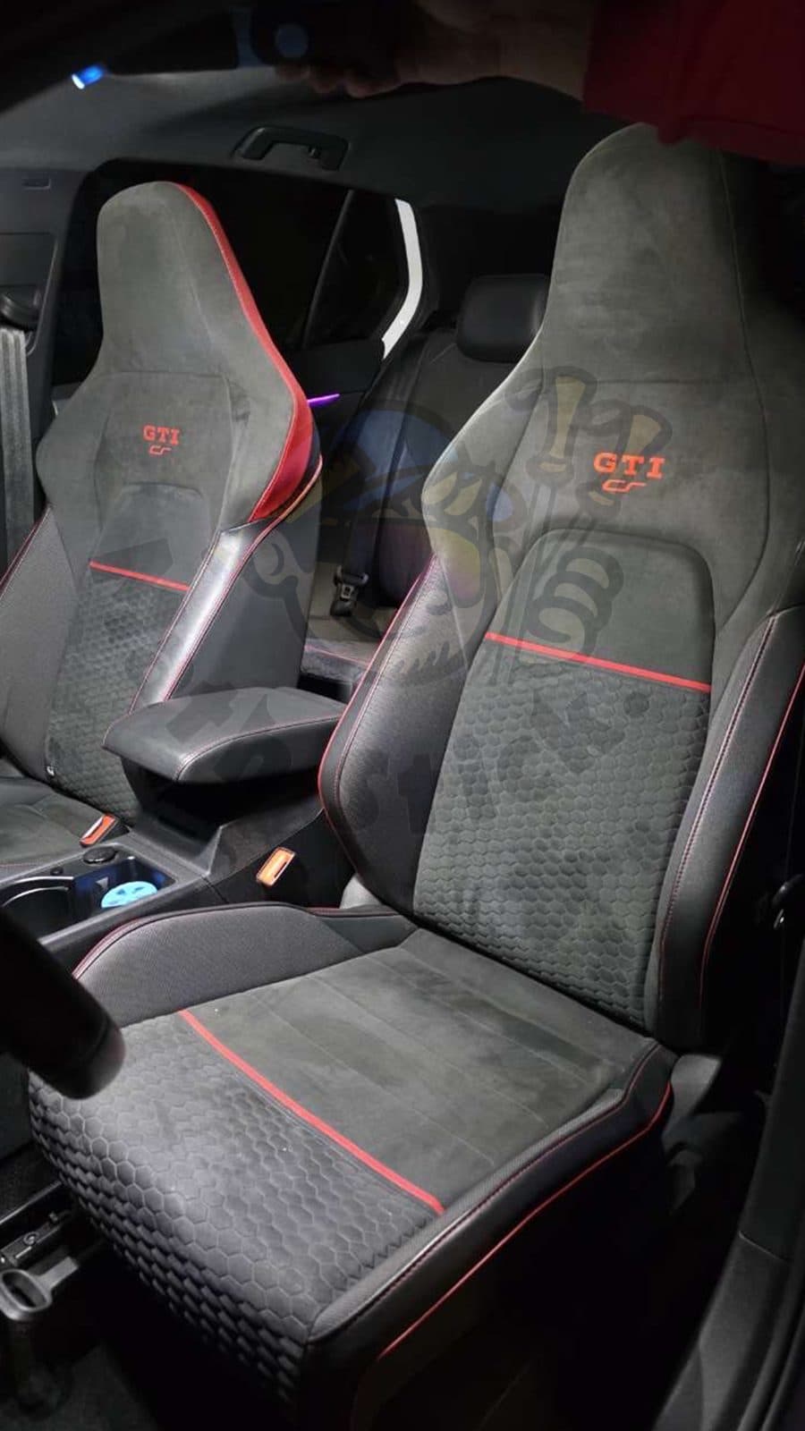 Sièges baquets GTI Clubsport personnalisés avec liserés rouges