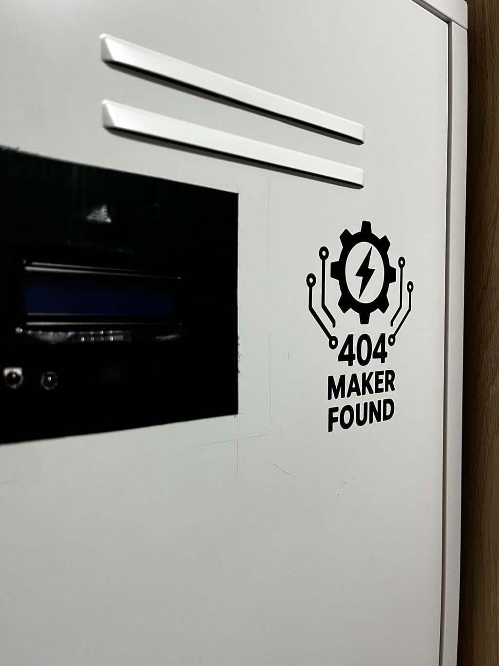 Sticker 404 Maker Found posé sur un appareil électronique