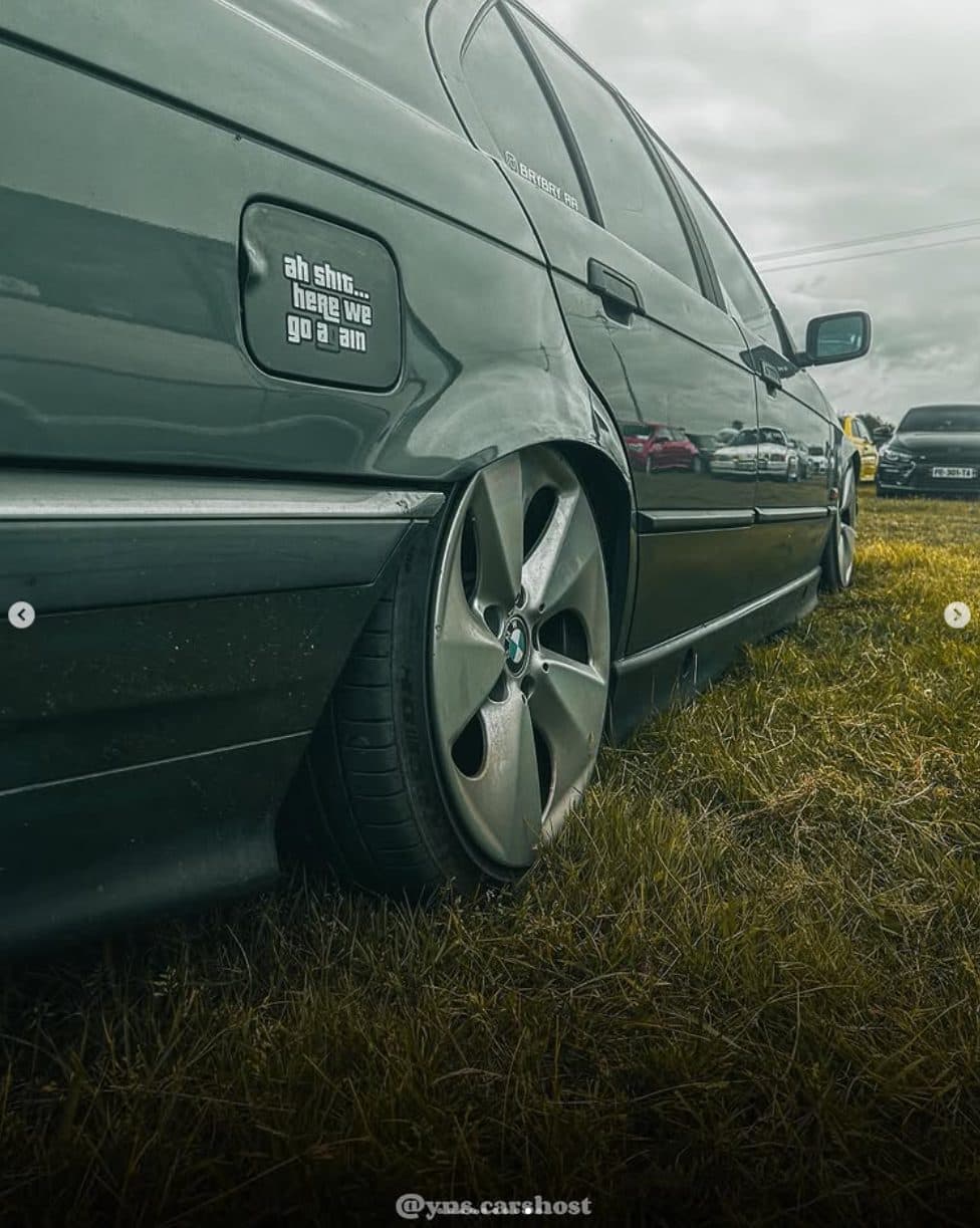 Sticker humoristique posé sur l'aile d'une BMW verte