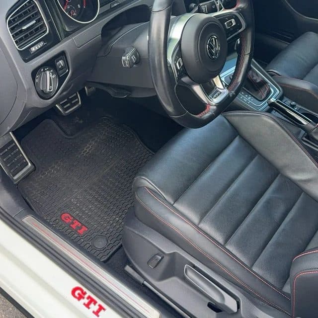 Tapis de sol avec marquage GTI rouge dans une Golf