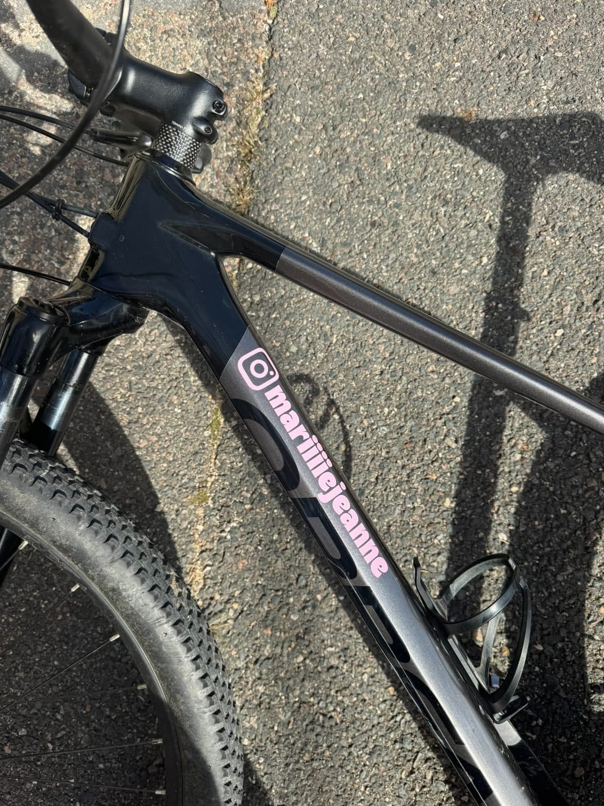 Sticker rose personnalisé posé sur le cadre d'un vélo
